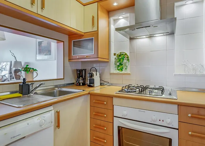 Golden 1 Bdr Flat W/ Balcony & Pool By Lovelystay