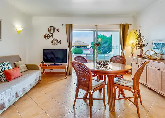 Golden 1 Bdr Flat W/ Balcony & Pool By Lovelystay