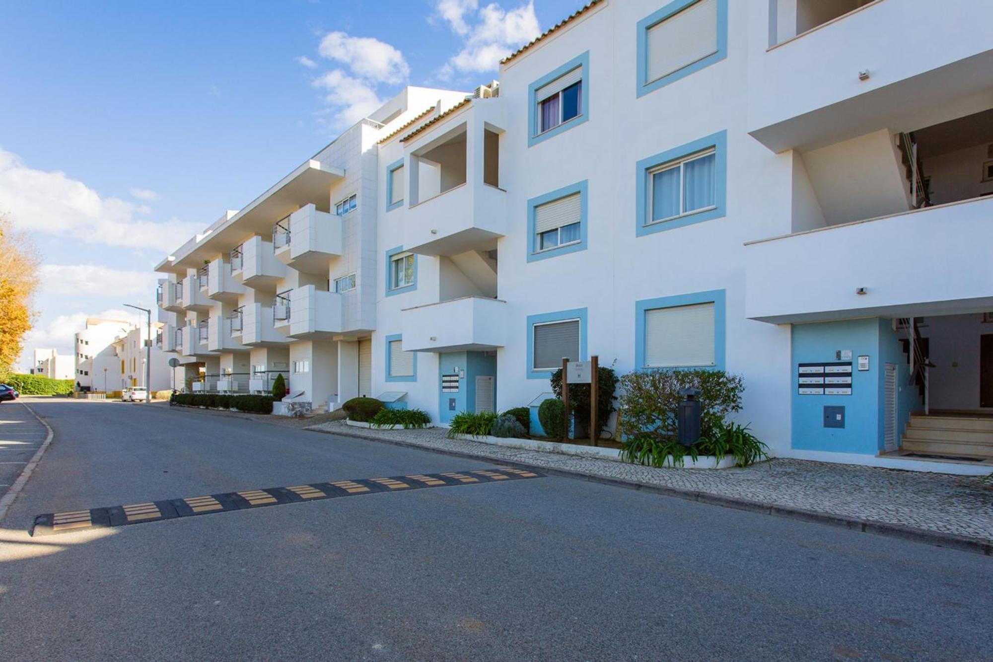 Golden 1 Bdr Flat W/ Balcony & Pool By Lovelystay Apartment