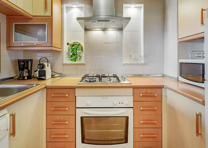 Golden 1 Bdr Flat W/ Balcony & Pool By Lovelystay